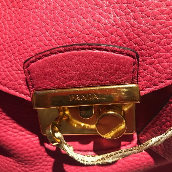 Prada purse 👛 with lock and key meduim size authentic Prada - Picture 2 of 8